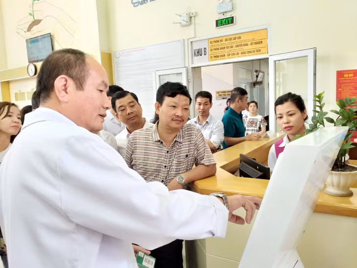 Đoàn khảo sát tìm hiểu tình hình ứng dụng CNTT tại Bệnh viện Sản nhi tỉnh