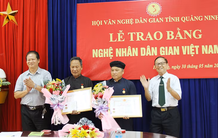 Lãnh đạo Hội Văn nghệ dân gian Quảng Ninh trao bằng chứng nhận và kỷ niệm chương cho các nghệ nhân.