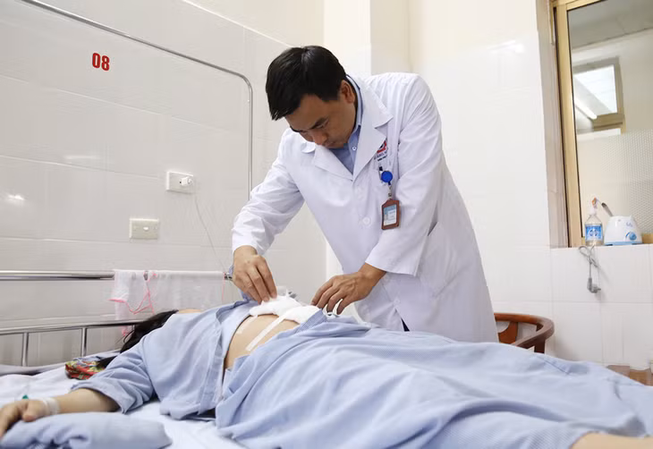 Bác sĩ CKI Trần Anh Tuấn kiểm tra lại vết mổ cho sản phụ