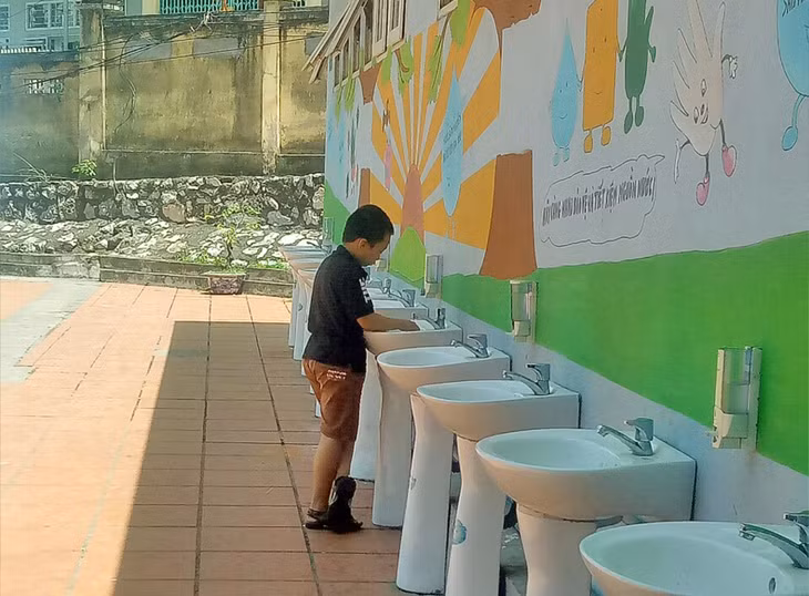 mặc dù diện tích của trường không rộng rãi, nhưng Trường Tiểu học Quang Trung, TP Hạ Long đã cố gắng cải tạo hệ thống nhà vệ sinh gắn với các bồn rửa tay sạch đẹp.