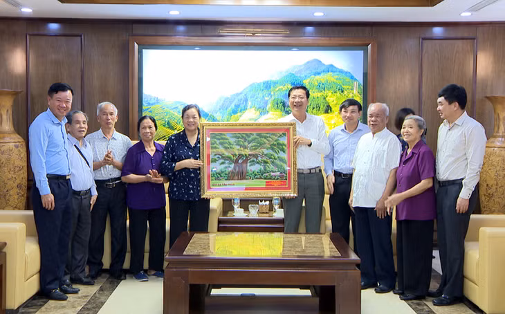 Đồng chí Hà Thị Khiết cùng các đồng chí nguyên là lãnh đạo tỉnh Tuyên Quang tặng bức tranh 