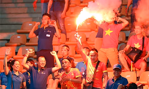 VFF nộp phạt gần ba tỷ đồng cho AFC trong ba năm qua vì không kiểm soát được pháo sáng.
