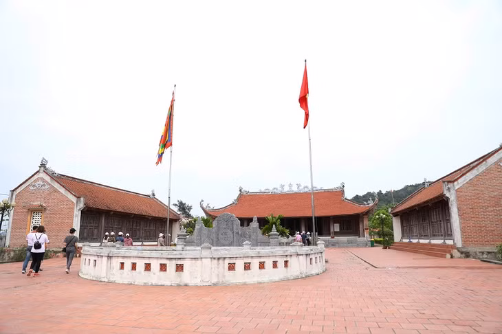 Du khách tham quan nghè Trần Khánh Dư