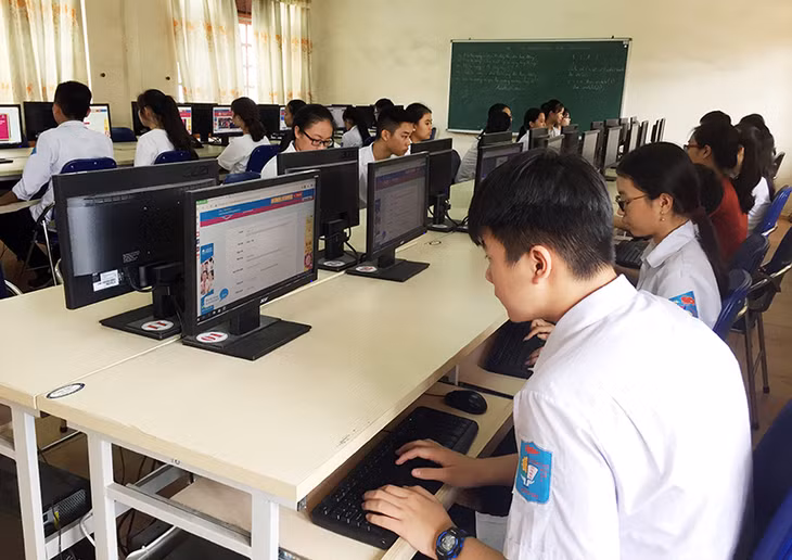 Học sinh Trường THCS Mạo Khê II (TX Đông Triều) đăng ký tham gia cuộc thi.