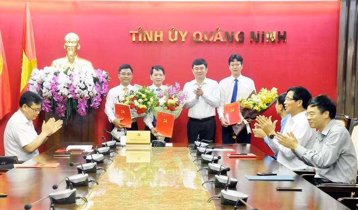 Đồng chí Ngô Hoàng Ngân, Phó Bí thư Tỉnh ủy, dự và trao quyết định của Ban Bí thư Trung ương chuẩn y chức danh Phó chủ nhiệm, Ủy viên UBKT Tỉnh ủy.