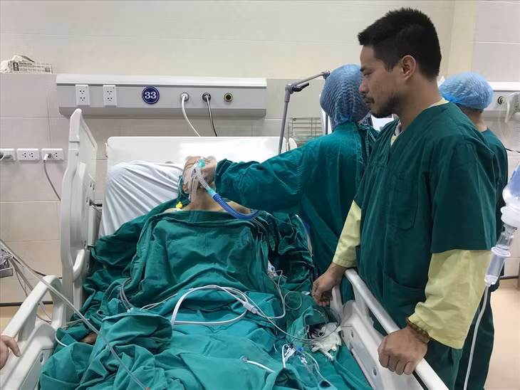 Những ngày đầu sau ca phẫu thuật lấy con, sức khỏe chị Nguyễn Thị Liên không tốt, anh Hùng bên vợ từng phút, cầu mong phép màu sẽ đến với gia đình. Ảnh: T.Hà