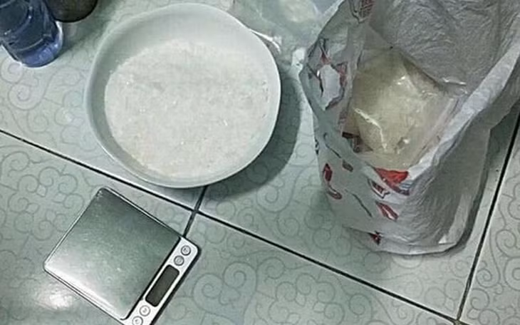  Ma túy đá và thuốc lắc trong nhà của Huy. Ảnh: Phan Thành.