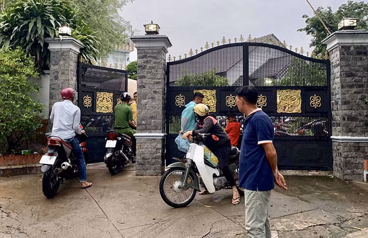  Khu trọ nằm trong khuôn viên có cổng rào kiên cố. Ảnh: Nguyệt Triều.