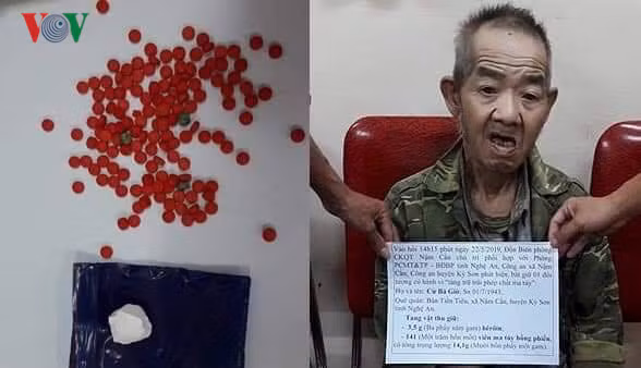  Cụ ông cùng tang vật tại cơ quan điều tra.