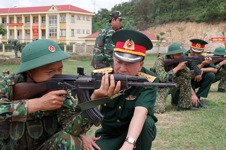 Đại tá Lê Đình Thương, Chỉ huy trưởng Bộ CHQS tỉnh cùng Đoàn công tác kiểm tra chiến sĩ mới tập ngắm bắn súng tiểu liên AK vào mục tiêu bia số 4