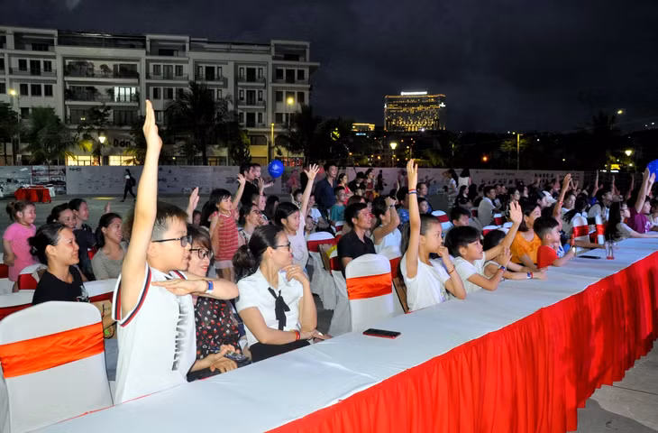 Nhiều trò chơi sôi nổi, hấp dẫn được tổ chức tại ngày hội, thu hút sự tham gia nhiệt tình của các bạn học sinh.