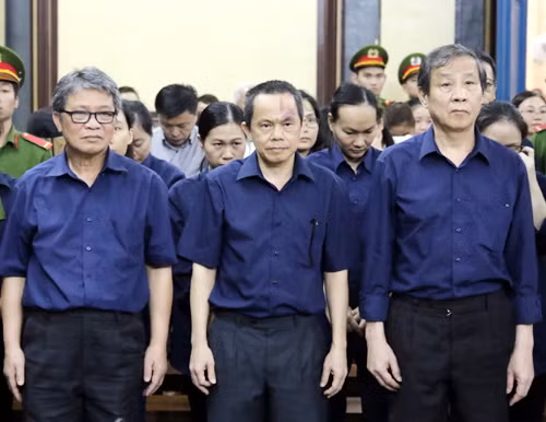 Các bị cáo sai phạm trong quá trình điều hành Ngân hàng Đại Tín cùng bà Phấn bị xét xử. Ảnh: Kỳ Hoa.