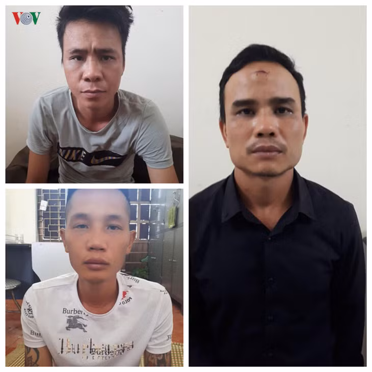  Các đối tượng Huy (áo trắng), Đạt, Tẫn (áo đen) tại cơ quan điều tra. (Ảnh: Báo Hải Dương)