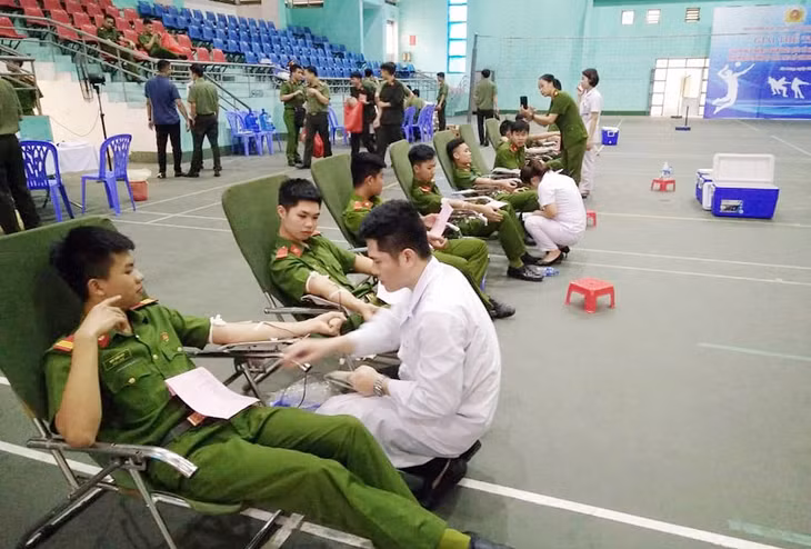 Đông đảo cán bộ chiến sĩ, đoàn viên thanh niên Công an tỉnh tham gia hiến máu tình nguyện.