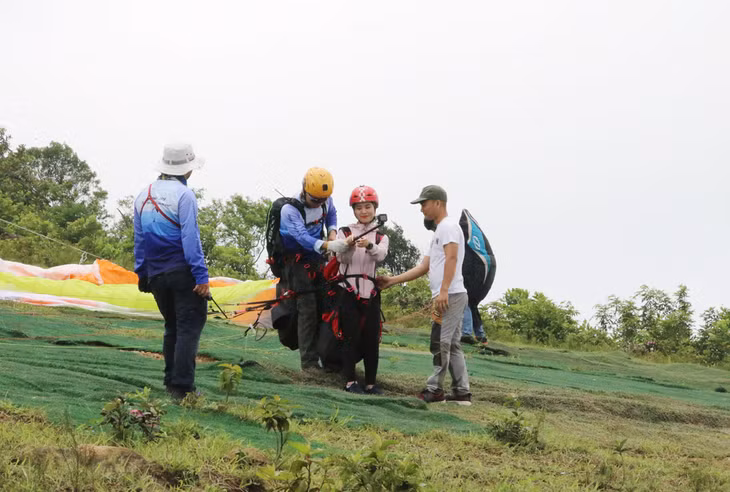Các phi công, kỹ thuật viên hướng dẫn cho du khách những thao tác, kỹ thuật cơ bản khi bay dù.
