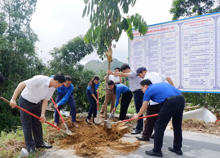 Các đại biểu trồng cây xanh trong khuôn viên