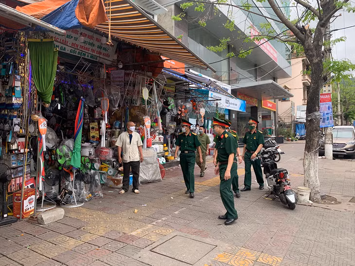Các CBB phường Cẩm Trung tuyên truyền nhắc nhở người dân không bày bán hàng hoá lấn chiếm vỉa hè. 