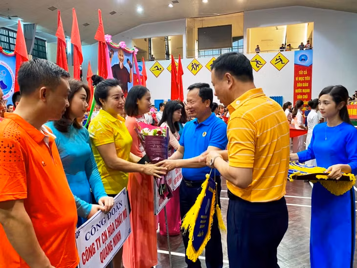 Các đồng chí Cao Tường Huy - Phó chủ tịch UBND tỉnh và Nguyễn Văn Hưởng - Trưởng Ban Dân vận Tỉnh uỷ, Chủ tịch Ủy ban MTTQ tỉnh tặng hoa và cờ lưu niệm cho các vận động viên.