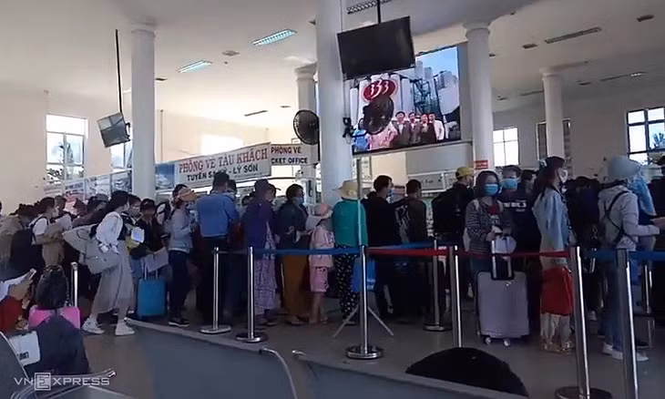 Người dân đảo Lý Sơn xếp hàng chuẩn bị lên tàu về quê ở cảng Sa Kỳ, Quảng Ngãi sáng 27/7. Ảnh: Châu Đại Dương.