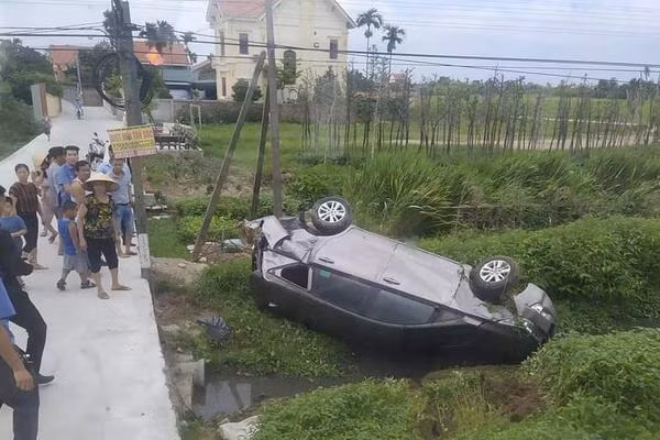 Xe ô tô nằm dưới ruộng sau cú tông mạnh của tàu hỏa