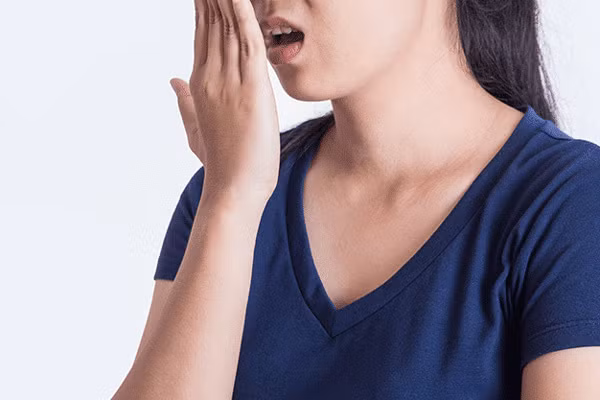 Miệng hôi là một trong những dấu hiệu cảnh báo bệnh gan. Ảnh: My Hills
