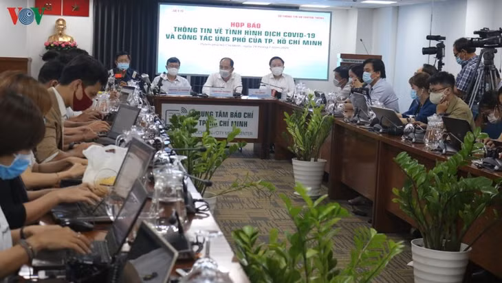 Toàn cảnh buổi họp báo.
