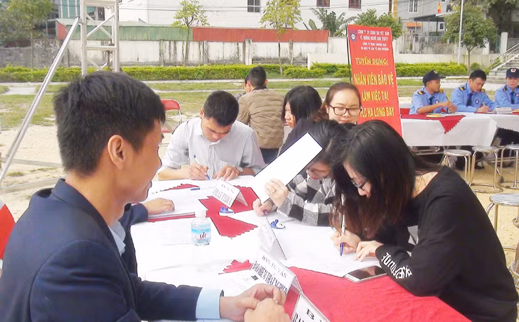 Các lao động ở huyện Vân Đồn đến tìm việc cung cấp thông tin cần thiết cho nhà tuyển dụng