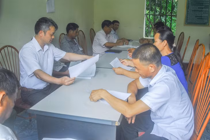 Người dân xã Tình Húc (Bình Liêu) dự họp, nghe thông tin về vay vốn ưu đãi để phát triển sản xuất tại UBND xã.