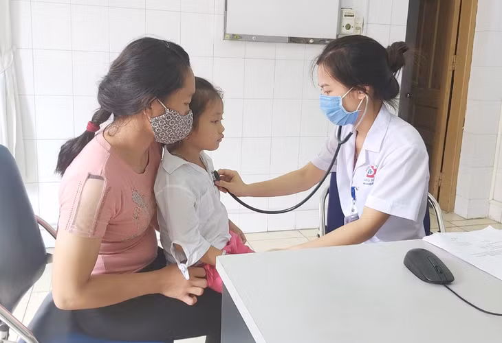 Kiểm tra sức khỏe cho trẻ tại Bệnh viện Đa khoa tỉnh.