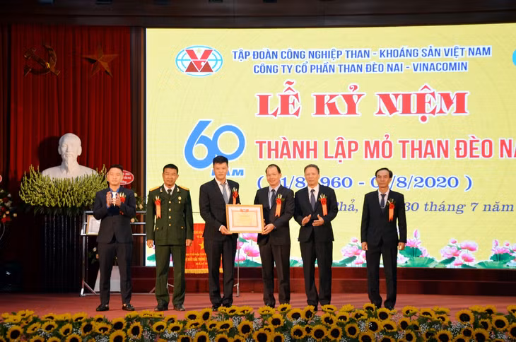 Đồng chí Lê Thanh Hải, Tổng Giám đốc TKV trao Bằng khen của Tập đoàn cho Công ty CP Than Đèo Nai.