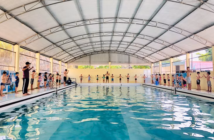 Một giờ học bơi của học sinh Trường TH-THCS-THPT Nguyễn Bỉnh Khiêm, TP Hạ Long.