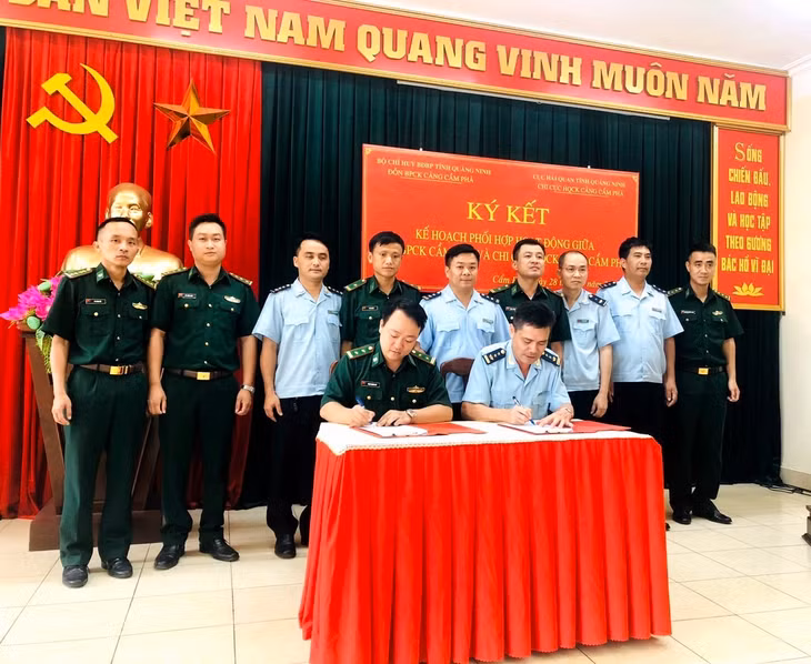 Đại diện lãnh đạo 2 đơn vị ký kế hoạch phối hợp.