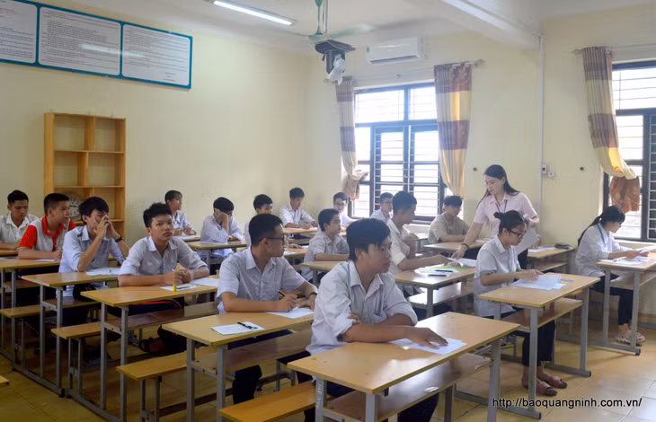 Các thí sinh chính thức bước vào môn thi đầu tiên của kỳ thi tuyển sinh lớp 10 THPT năm học 2020-2021.