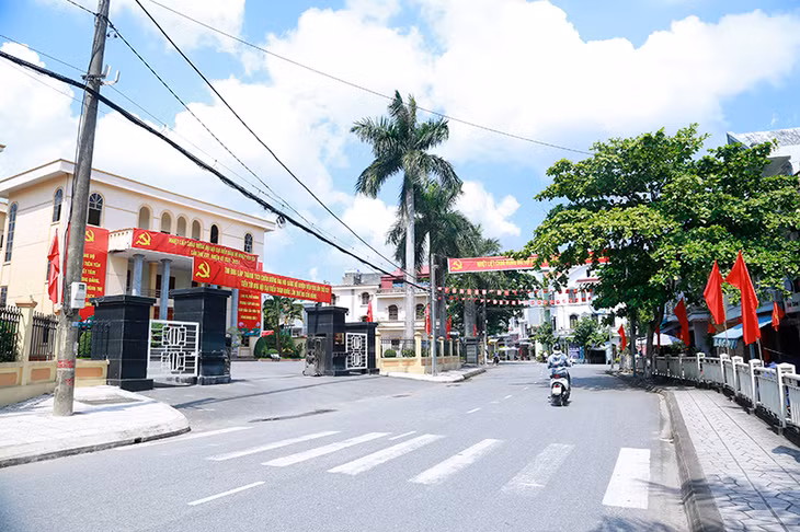 Trụ sở UBND huyện được trang trí cờ hoa lộng lẫy.