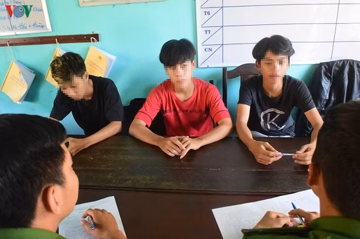 Các đối tượng tại cơ quan công an.