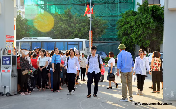 Các thí sinh dự thi tuyển sinh vào Trường THPT Chuyên Hạ Long đến điểm thi trong buổi sáng 18/7.