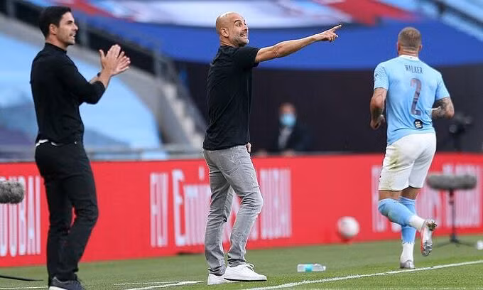 Guardiola (giữa) thua trợ lý cũ Mikel Arteta. Ảnh: MEN.