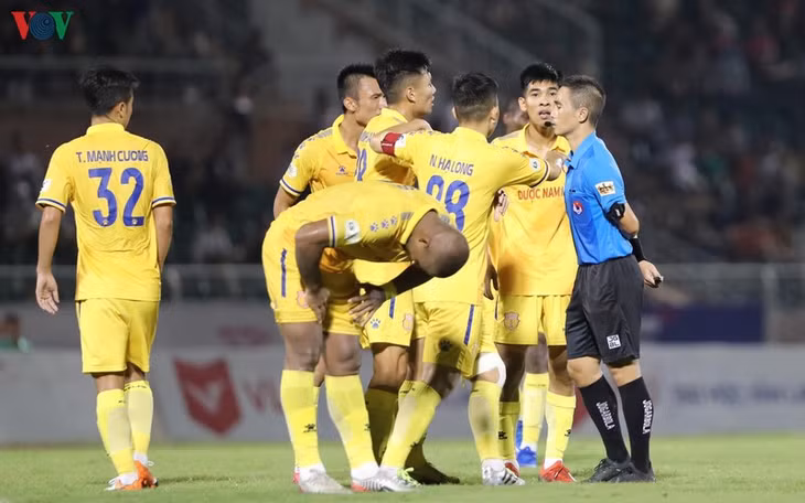 Trọng tài Mai Xuân Hùng mắc sai lầm nghiêm trọng ở trận Sài Gòn FC 3-0 Nam Định (Ảnh: Minh Hoàng).