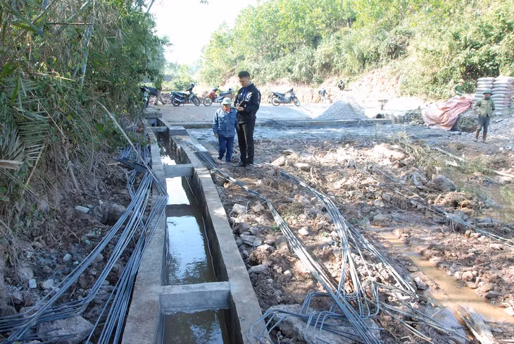Cán bộ và đại diện nhân dân xã Quảng Phong (huyện Hải Hà) giám sát chất lượng thi công mương tưới tiêu nội đồng.