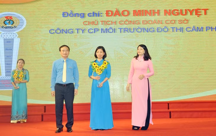 hị Đào Minh Nguyệt được LĐLĐ tỉnh trao tặng Giải thưởng 28/7 năm 2020.