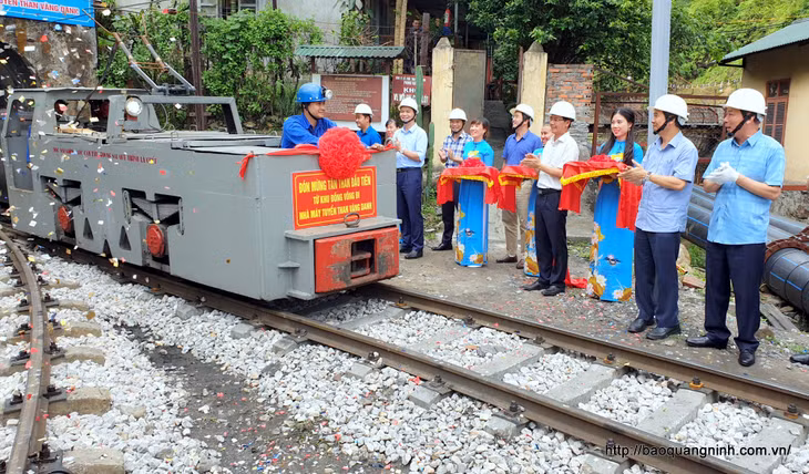 Lãnh đạo Tập đoàn và cty than Uông Bia, CTy CP Than Vàng Dang đón tấn than đầu tiên