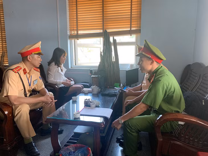 Cán bộ Công an huyện Tiên Yên, tuyên truyền nhắc nhở người dân chấp hành các quy định an toàn khi tham gia giao thông trên địa bàn xã Đông Hải. 