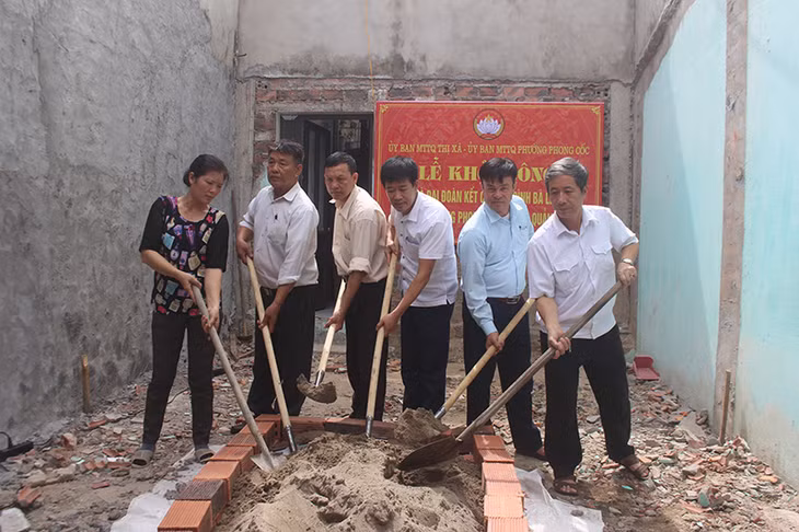 Các đại biểu thực hiện nghi thức khởi công ngôi nhà Đại đoàn kết.