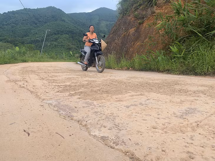 Người dân lưu thông bằng xe mô tô trên tuyến đường đi vào thác Pạc Sủi thường không chấp hành Luật Giao thông trong khi đó đường xuống cấp nên nếu xảy TNGT là rất nghiêm trọng.