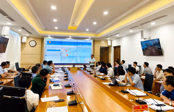 Đại diện Sở NN&PTNT báo cáo tình hình vi phạm của các tàu cá thông qua các thiết bị giám sát hành trình.