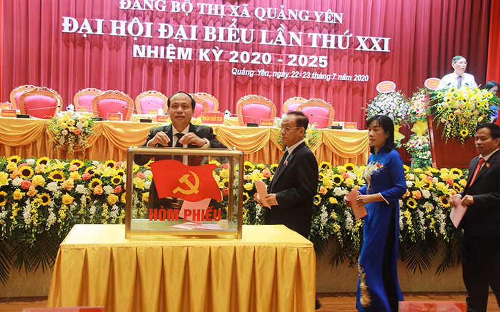 Các đại biểu dự đại hội tiến hành bỏ phiếu bầu Ban chấp hành đảng bộ Khóa XXI.