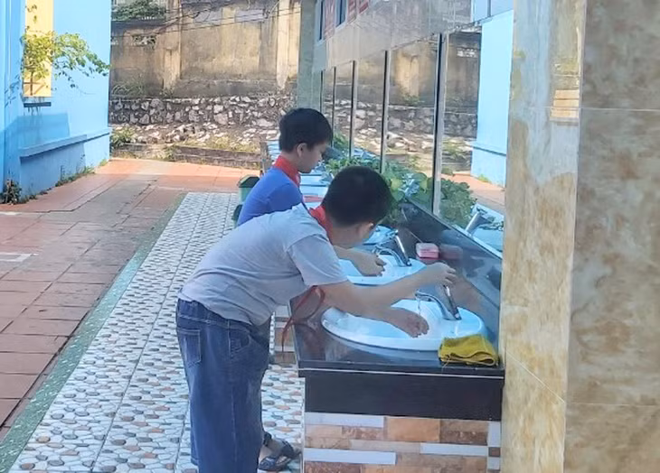 Học sinh trường Tiểu học Quang Trung rửa tay bằng xà phòng để phòng chống dịch bệnh, trong đó có bệnh tay chân miệng (ảnh chụp tháng 5/2020).