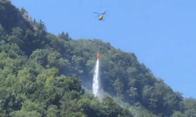 Trực thăng dập lửa sau vụ tai nạn máy bay làm 4 người thiệt mạng hồi tháng 8/2018. Ảnh: Reuters.
