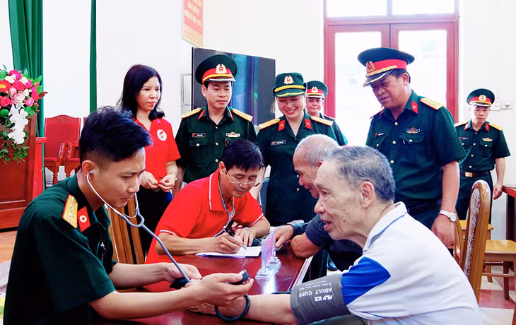 các y, bác sỹ tiến hành khám chữa bệnh, tư vấn sức khỏe cho các đối tượng