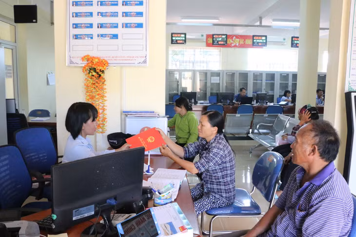 thủ tục hành chính tại Trung tâm Hành chính công huyện Cô Tô được giải quyết nhanh gọn, chính xác, tạo thuận lợi cho người dân.